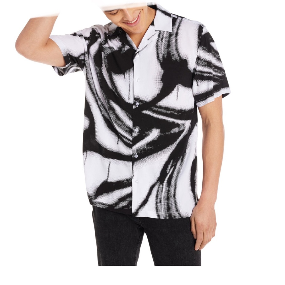 No Boundaries Men's Print Button Up Shirt with Short Sleeves, White Spray